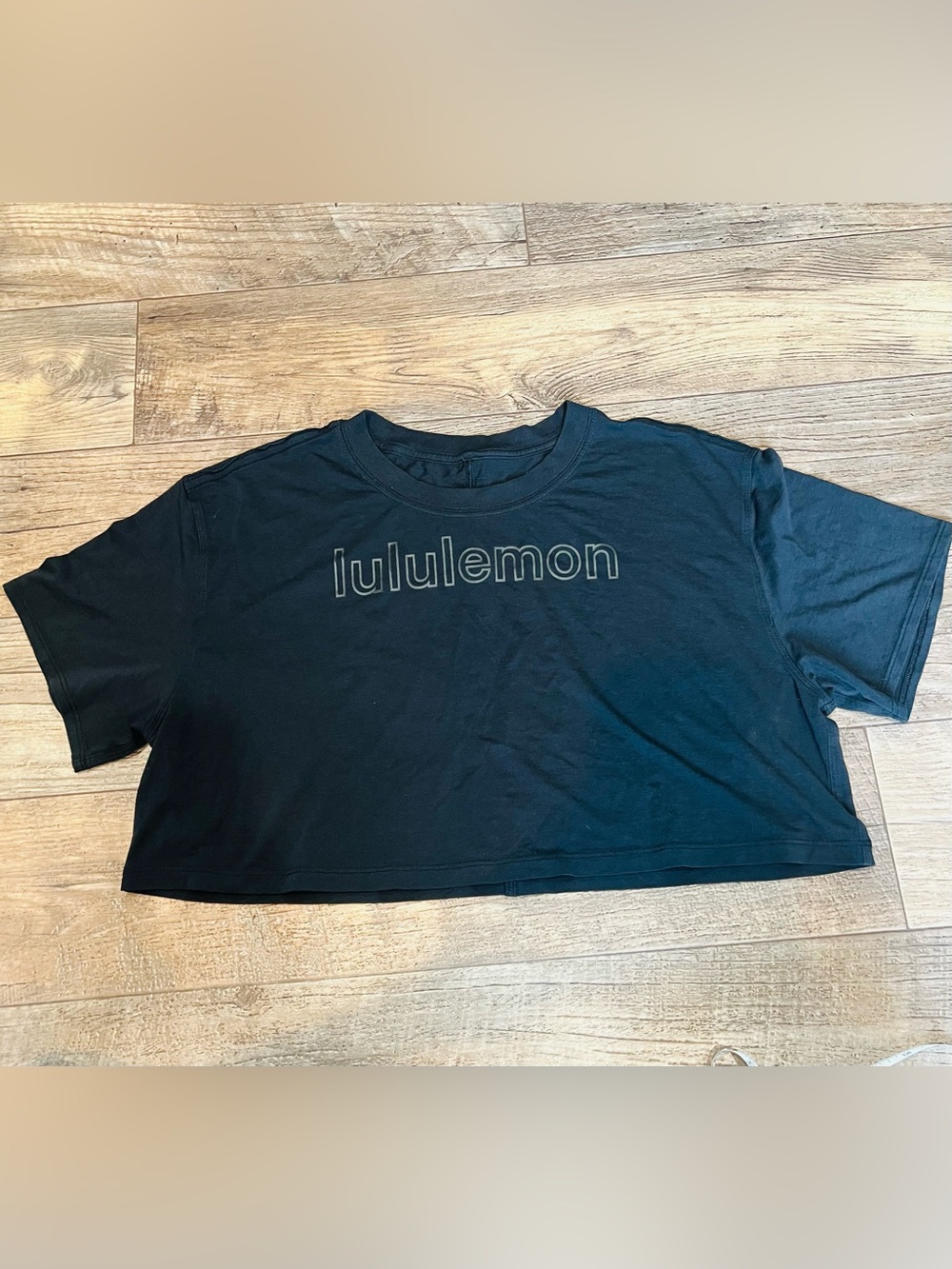 lululemon black cropped logo tee